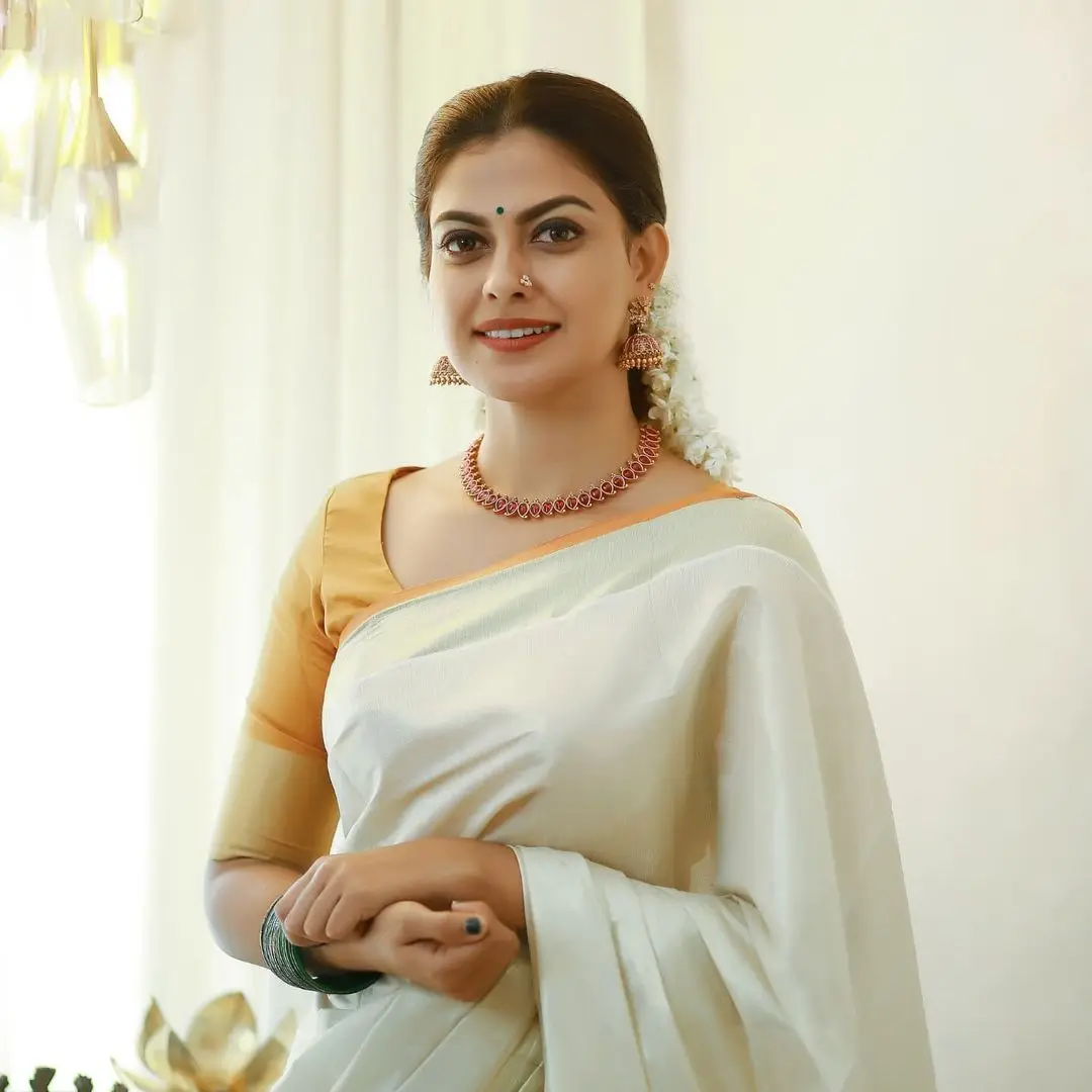 MALAYALAM ACTRESS ANUSREE NAIR IN WHITE SAREE YELLOW BLOUSE